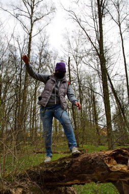 Salgın sırasında ağaç gövdesinde dengelenmiş..