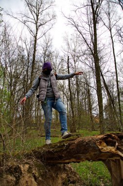 Salgın sırasında ağaç gövdesinde dengelenmiş..