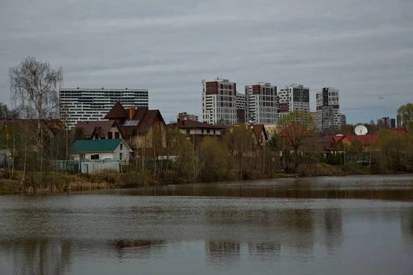 Staw Miejski Wiosenny Dzień — Zdjęcie stockowe