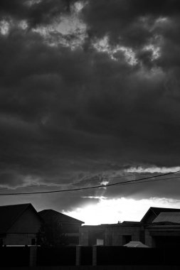 Rusya 'nın Moskova bölgesindeki yerleşim yerinin üzerinde gün batımı.