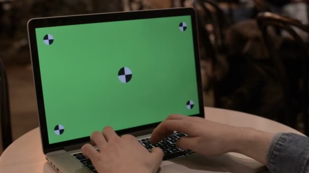 Typing on a laptop with green screen — Stock Video