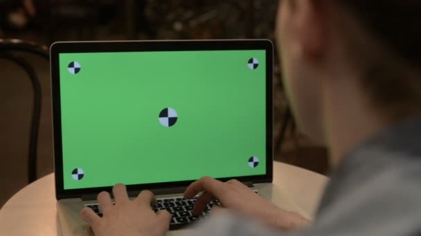 Digitando em um laptop com tela verde — Vídeo de Stock