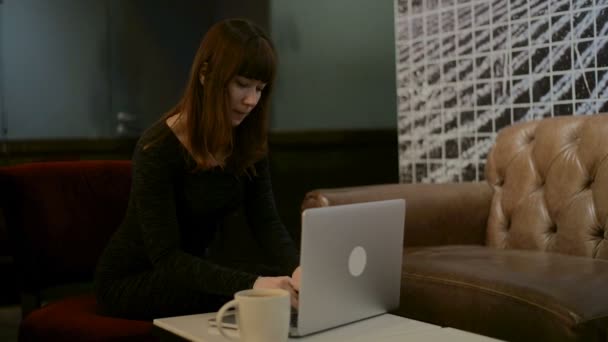 Las mujeres manos escribiendo en el teclado de la computadora HD — Vídeos de Stock