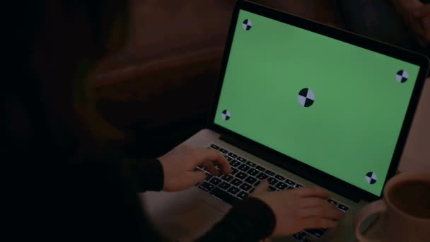 Computadora pantalla verde escribiendo manos — Vídeos de Stock