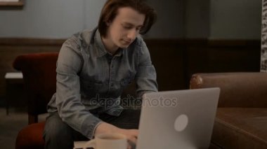 bir dizüstü bilgisayar, bir dizüstü bilgisayarda yazarak adam çalışan şanslı yakışıklı adam