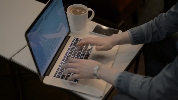 Homem bonito sorte trabalhando em um laptop, homem digitando em um laptop — Vídeo de Stock