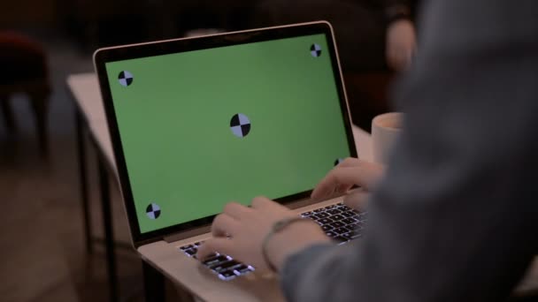 Οθόνη υπολογιστή πράσινο πληκτρολογώντας τα χέρια — Αρχείο Βίντεο