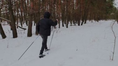 adam kayaklı koşu ormanda