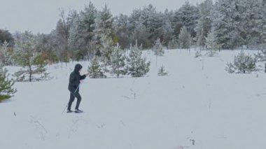 Adam kayaklı koşu doğada tek başına