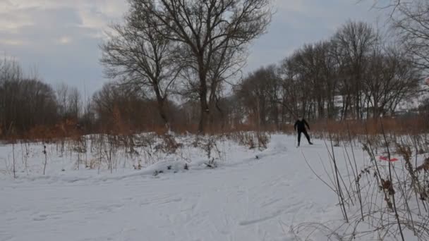 Лыжник по хребту . — стоковое видео