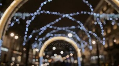 Gece arka plan arabalı City'de. Dışarı-in odak arka plan bulanık odaklanmamış şehir ışıkları ile.