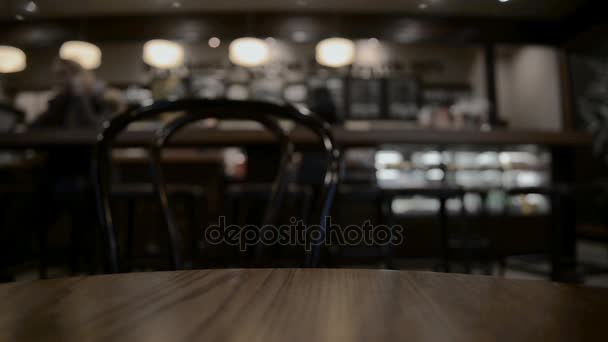 Tisch im Restaurant verschwommen Hintergrund — Stockvideo