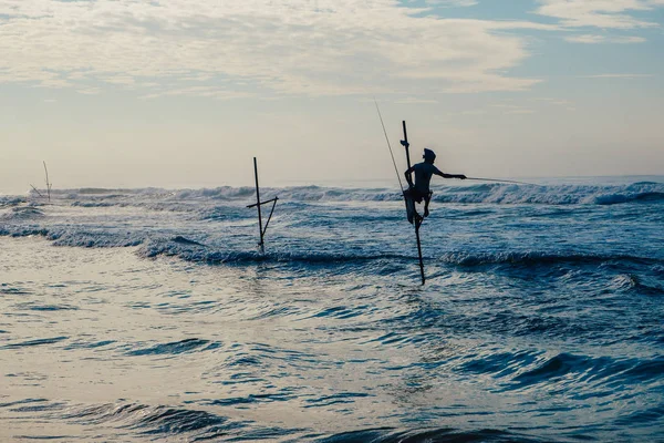 Yerel balıkçı Stick üzerinde bir plaj Hint Okyanusu, Sri Lanka