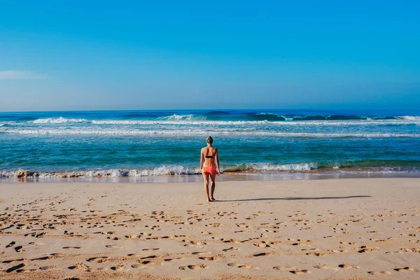 Güzel sörfçü kız tatil tropik sahilde keyif alıyor. Sri Lanka surfboard ile genç kadın.