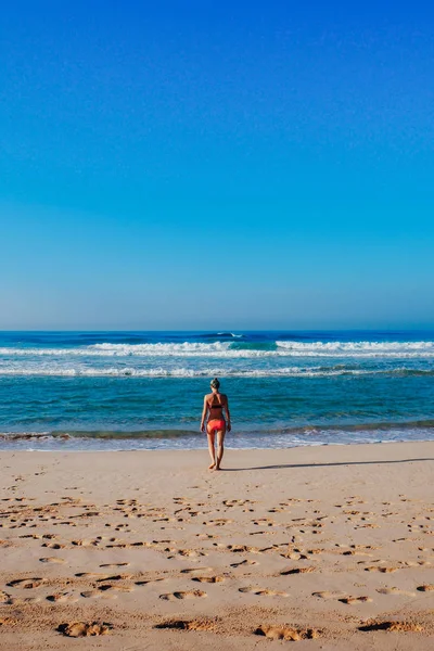 Güzel sörfçü kız tatil tropik sahilde keyif alıyor. Sri Lanka surfboard ile genç kadın.