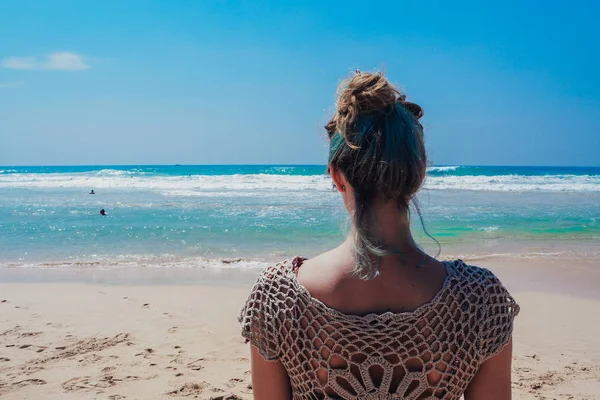 Güzel sörfçü kız tatil tropik sahilde keyif alıyor. Sri Lanka surfboard ile genç kadın.