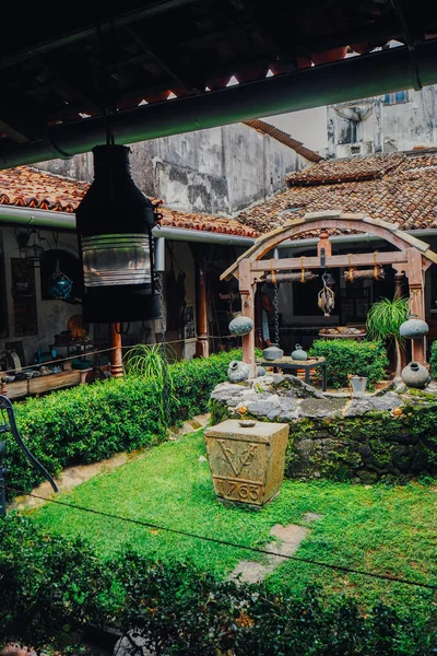 Ahşap masa ve sandalyeler tropikal bir evde Teras. Sri Lanka