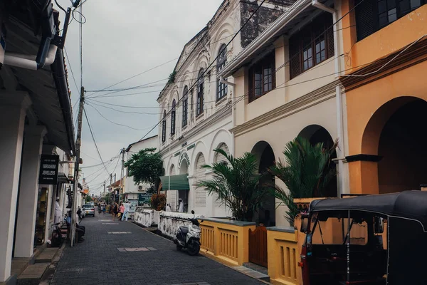 Kandy busy Street w centrum Kandy, drugie co do wielkości miasto i kulturalna stolica Sri Lanki — Zdjęcie stockowe