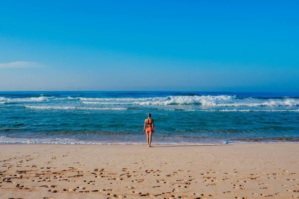 Güzel sörfçü kız tatil tropik sahilde keyif alıyor. Sri Lanka surfboard ile genç kadın.