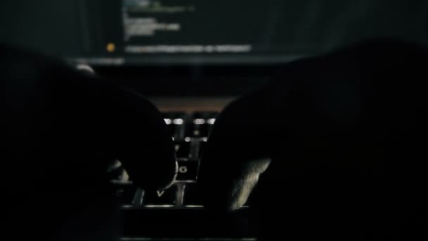 Zahlungssystem hacken. Sicherheitskonzept für Online-Kreditkartenzahlungen. Hacker in schwarzen Handschuhen hacken das System. — Stockvideo