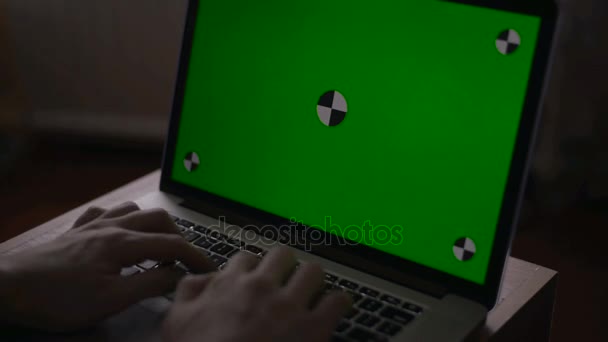 I programmatori concentrati lavorano sui personal computer situati in una sala di controllo del sistema. Il computer ha lo schermo verde . — Video Stock