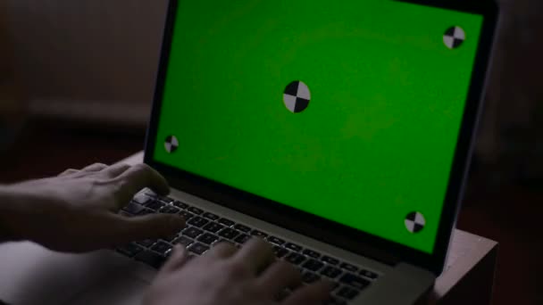Un uomo tira su un portatile sulla scrivania. Schermo verde per il contenuto dello schermo personalizzato . — Video Stock