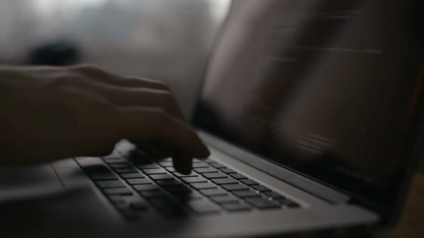 Чоловік, що працює з комп'ютером, хакерство та письмо — стокове відео