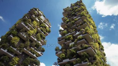 Milan, İtalya - Mai 2017: Bosco Verticale veya dikey orman olduğunu en uzun binası dünya çapında. Çok çeşitli ağaçlar ve bitkiler üzerinde balkon ile iki konut kulenin oluşmaktadır.