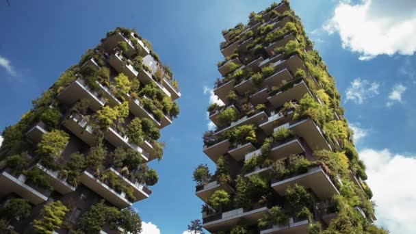 Μιλάνο, Ιταλία - Mai 2017: Bosco Verticale ή κατακόρυφο δάσος είναι το καλύτερο ψηλό κτίριο σε όλο τον κόσμο. Αποτελείται από δύο πύργους-κατοικίες με μια μεγάλη ποικιλία δέντρων και φυτών στα μπαλκόνια. — Αρχείο Βίντεο