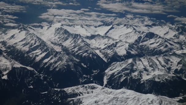 Alpes Vista aérea desde el avión — Vídeo de stock