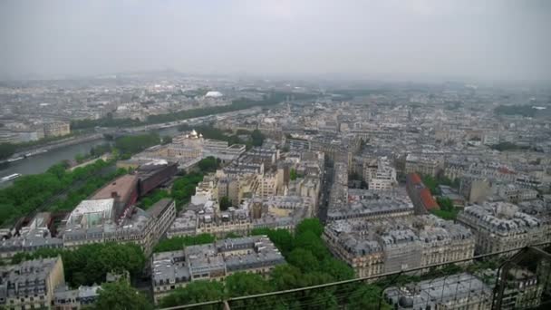 Vista del paisaje urbano de París, Ile de France, Francia desde el río Sena hasta el estadio desde el centro deportivo Emile Anthoine — Vídeos de Stock