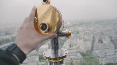 Gezi teleskop üzerinde Eyfel Kulesi Tour Eiffel, Paris, Fransa. Görünümü Paris bahar Mart günü üst balkon