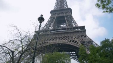 Eyfel Kulesi Tour Eiffel, Paris, Fransa, Avrupa. Ünlü seyahat ve Turizm kutsal kişilerin resmi vasıl gündüz yaz bahar mavi gökyüzü ile görünümünü