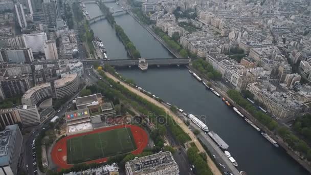 Вид на город Париж, Иль-де-Франс, Францию от реки Фабрегас до стадиона из Центра спорта "Антуан" — стоковое видео
