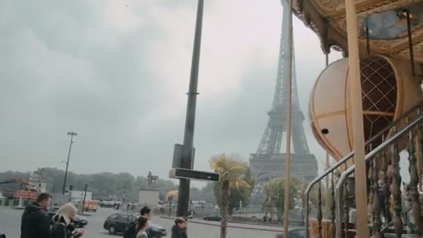 PARÍS, FRANCIA - MAI 6, 2017: La Torre Eiffel y el carrusel dan la vuelta en París, Francia, Arquitectura Francesa — Vídeos de Stock