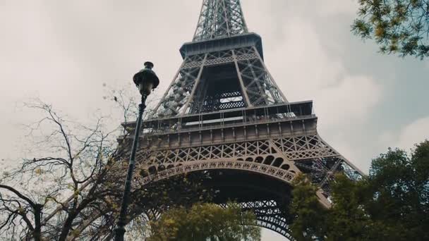 Eiffel Tower, Paříž, Francie, Evropa. Pohled na slavné cestování a cestovní ruch ikony ve dne v létě jara s modrou oblohou