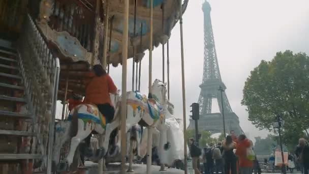 PARÍS, FRANCIA - MAI 6, 2017: La Torre Eiffel y el carrusel dan la vuelta en París, Francia, Arquitectura Francesa — Vídeo de stock