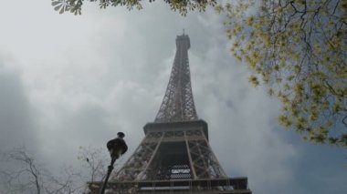 Eyfel Kulesi Tour Eiffel, Paris, Fransa, Avrupa. Ünlü seyahat ve Turizm kutsal kişilerin resmi vasıl gündüz yaz bahar mavi gökyüzü ile görünümünü