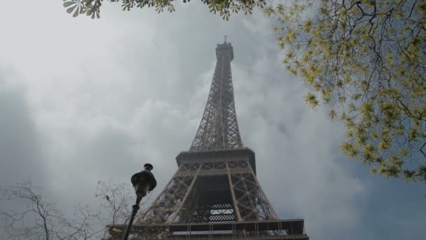 Torre Eiffel, París, Francia, Europa. Vista del famoso icono de los viajes y el turismo durante el día en primavera de verano con cielo azul — Vídeos de Stock