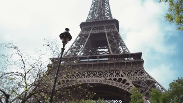 Torre Eiffel, París, Francia, Europa. Vista del famoso icono de los viajes y el turismo durante el día en primavera de verano con cielo azul — Vídeo de stock