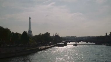 Paris-Plages bir geçici yapay plajları, Paris merkezinde Seine Nehri boyunca her yaz var. Zaman atlama sırası