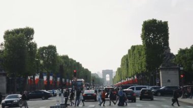 Paris - Mai 2017: aşağı Arc de Triomphe için hareketli Champs Elysees seyir