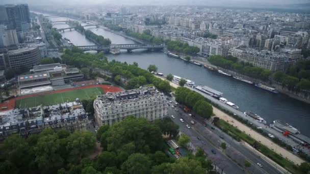 Vista aérea de la ciudad de París con la Torre Eiffel a lo lejos en un día nublado — Vídeo de stock