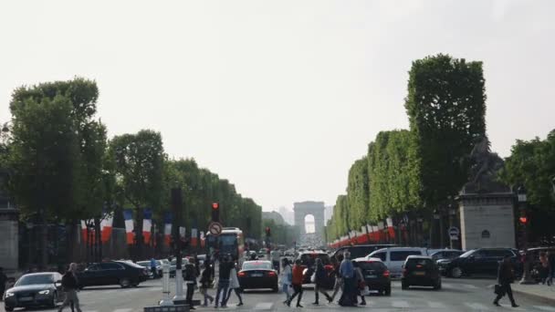Paris - Mai 2017: Blick auf die belebten Champs Élysées zum Triumphbogen — Stockvideo