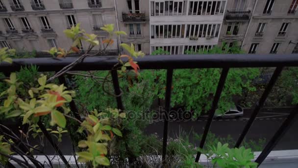 Parijs skyline gezien vanuit een geopend venster luchtfoto dag naar nacht timelapse bij de zonsondergang aan nacht stad verlichting up vonkende eiffel toren panorama van montparnasse — Stockvideo