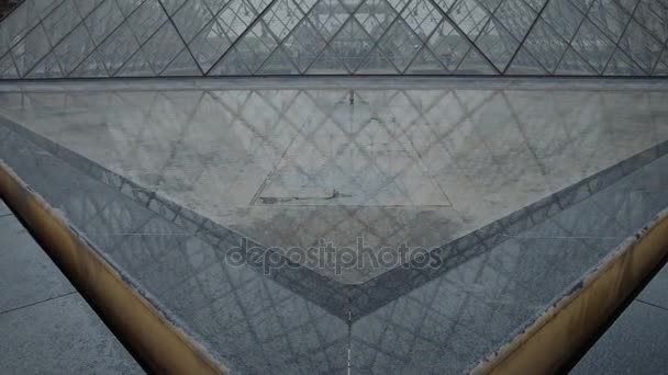 Yaz günü ünlü paris Müzesi louvre kare Fransa piramitleri — Stok video