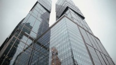 yumuşak, düşük açılı izleme vurdu, chicago Nehri rides ve tren geçtikçe gökdelenler ile yükseltilmiş tren Köprüsü altında bir köşe etrafında döner bir tekne alınmıştır.