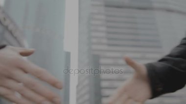 İki iş ortağı ne zaman toplantı el salla. Ağır çekimde