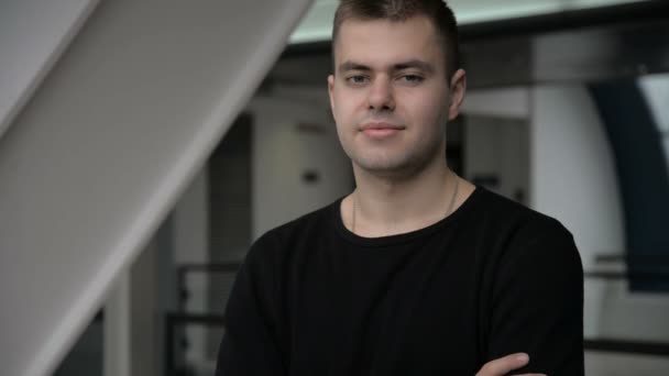 Retrato de un joven edificio sonriente — Vídeos de Stock