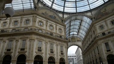 Milan, İtalya - Vittorio Emanuele II Galerisi Milano'da alışveriş Mai 5 kişi. Galeri İtalya, 1865 ve 1877 arasında inşa edilmiş en eski alışveriş merkezidir.